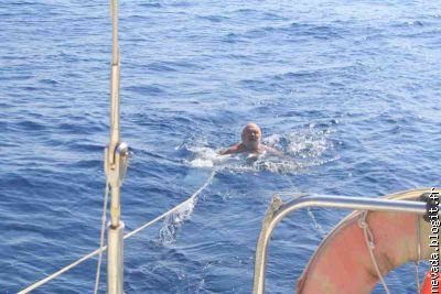 Bain en pleine mer ,tiré par le bateau